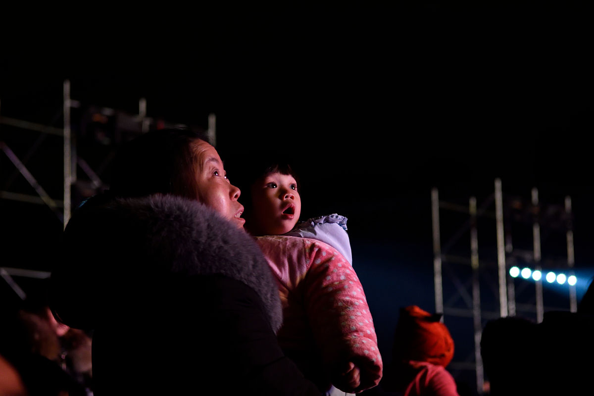 帮我制作纪录片分镜脚本背景：在春节回家的背景下场景：河南村镇的家里人物：远方打工归来的儿子和沉默寡言的父亲以及作为家庭主妇的母亲事件：在沉默中互相表达自己对家人的爱。要求结合上述所提供的元素制作出一篇纪录片的文学和分镜头脚本要求2000字