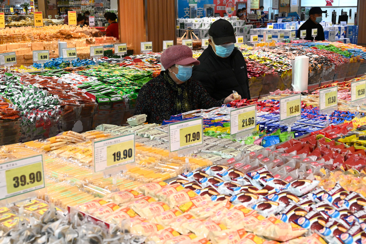 2021年12月9日,顾客在河北省邯郸市峰峰矿区一家超市