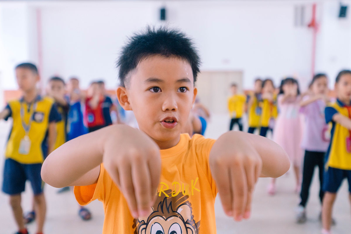 2021年7月19日,广东惠州暑期托管启动首日,在惠城区试点学校,学生参加