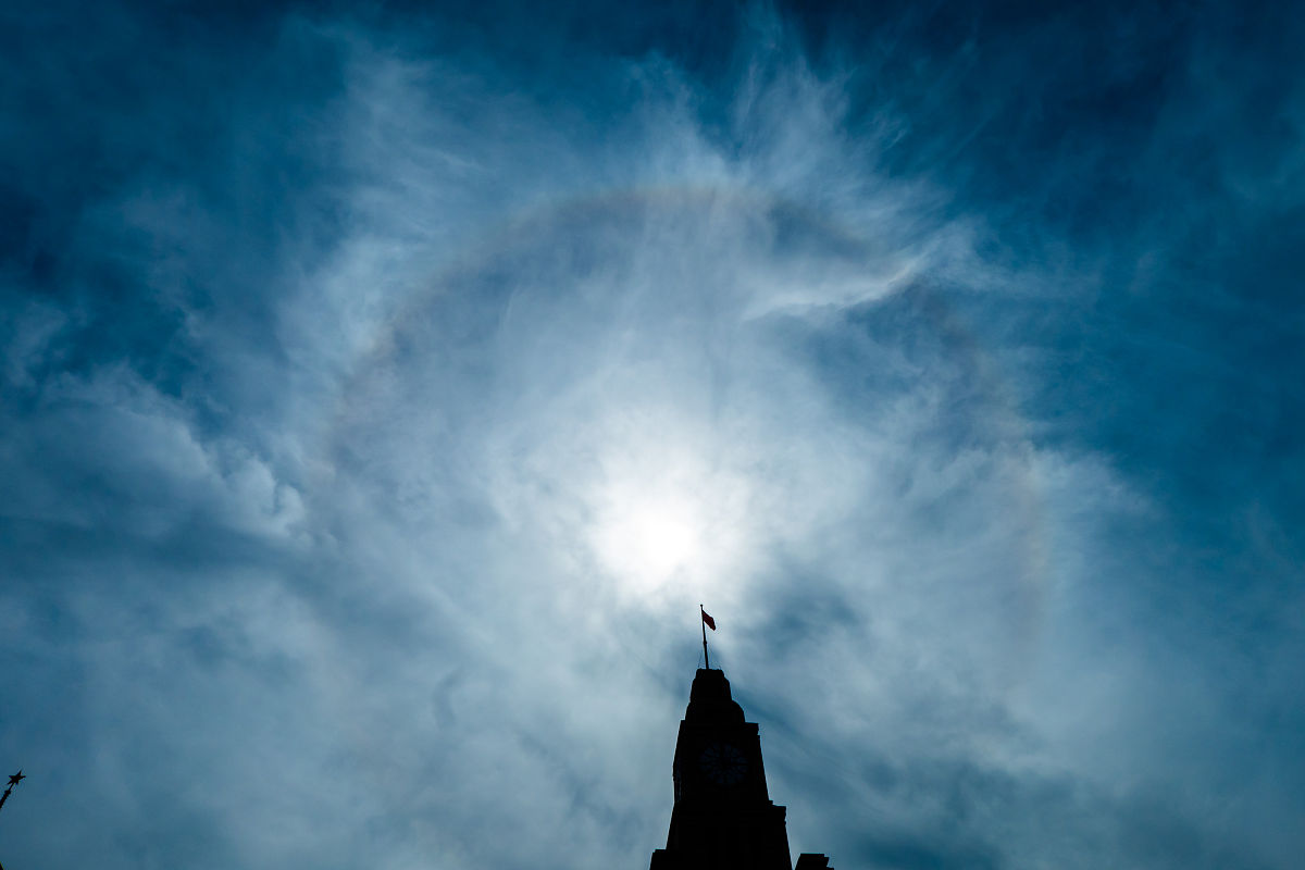 第一章：梦境中的预感主人公韩婷在梦中预见到一场即将发生的灾难却不知道如何阻止。她开始寻找线索试图揭开梦中预示的真相。写具体内容