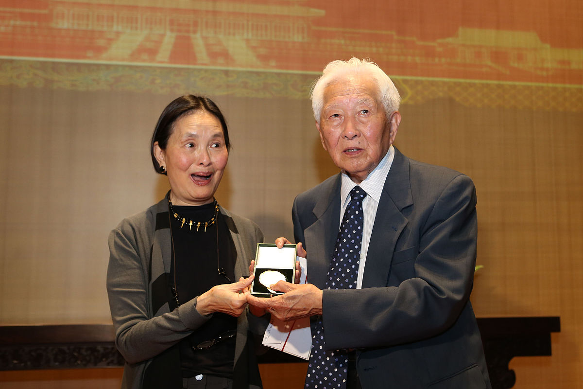 耿宝昌先生是闻名海内外的文物鉴定专家,长期从事古陶瓷及古代工艺品