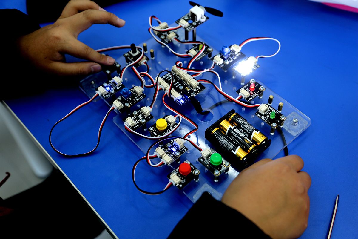 esp32控制的小车用电机如何控制摇头转向