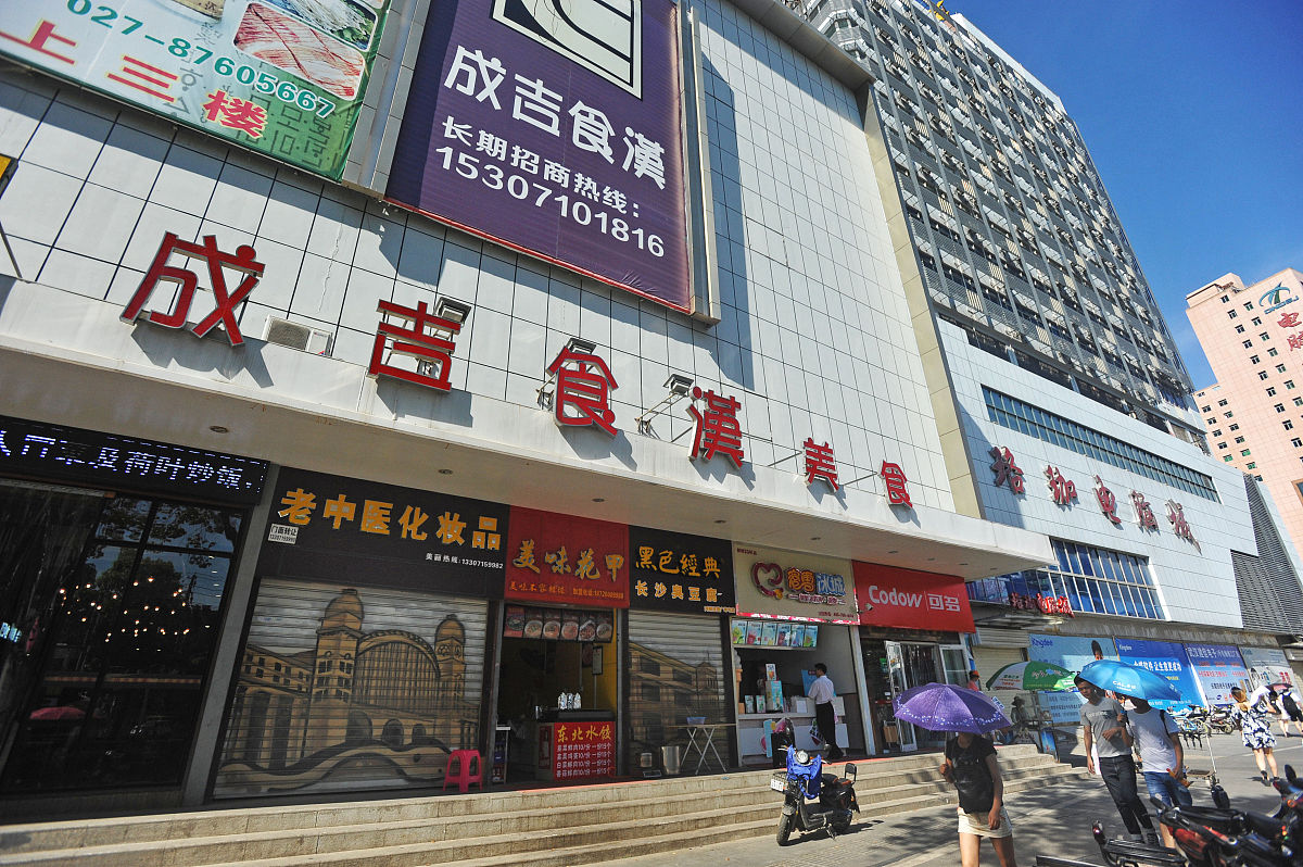 2016年7月30日,武汉广埠屯南极电脑城一楼除两三个品牌店外,均已改为