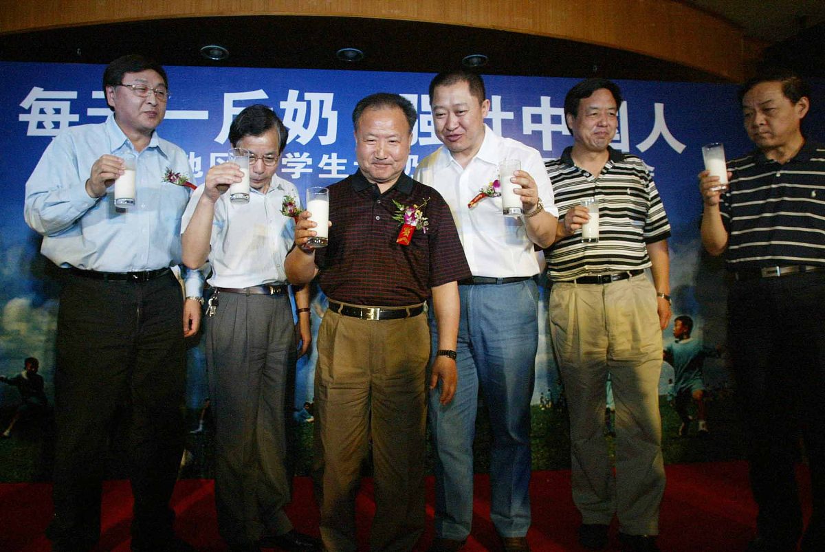 2006年6月7日,为了让全国500所贫困小学学生喝上牛奶,蒙牛乳业联手中