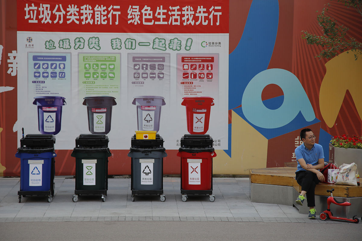 写一个有画面描述 有时长 有字幕配音的关于无废校园宣传的脚本 写一个有画面描述 有时长 有字幕配音的关于无废校园宣传的脚本