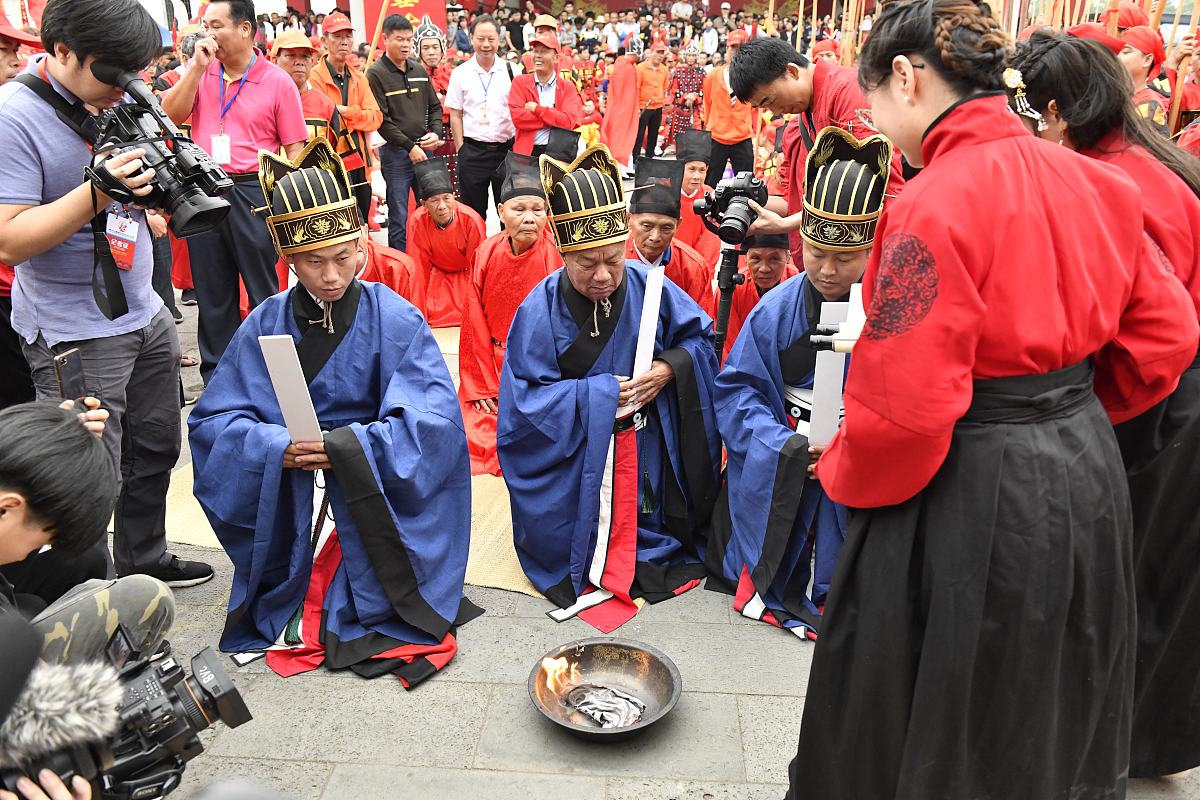 上供跪拜礼仪：次数、方式及注意事项