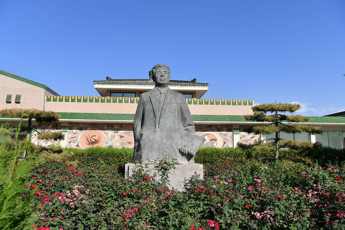 2021年8月11日,甘肃,敦煌研究院内的常书鸿塑像.