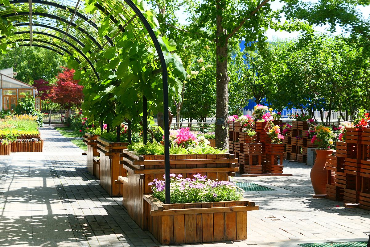 济南创高户外地板装饰：提升车站店铺档次，打造完美打卡地
