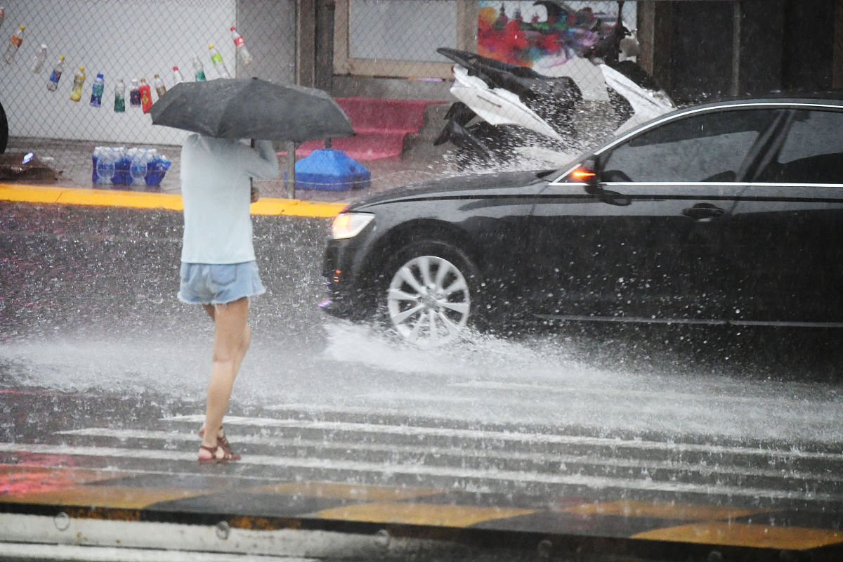2020年7月22日,哈尔滨下午迎来阵雨,刚开始下的时候还有冰雹,阵雨下的