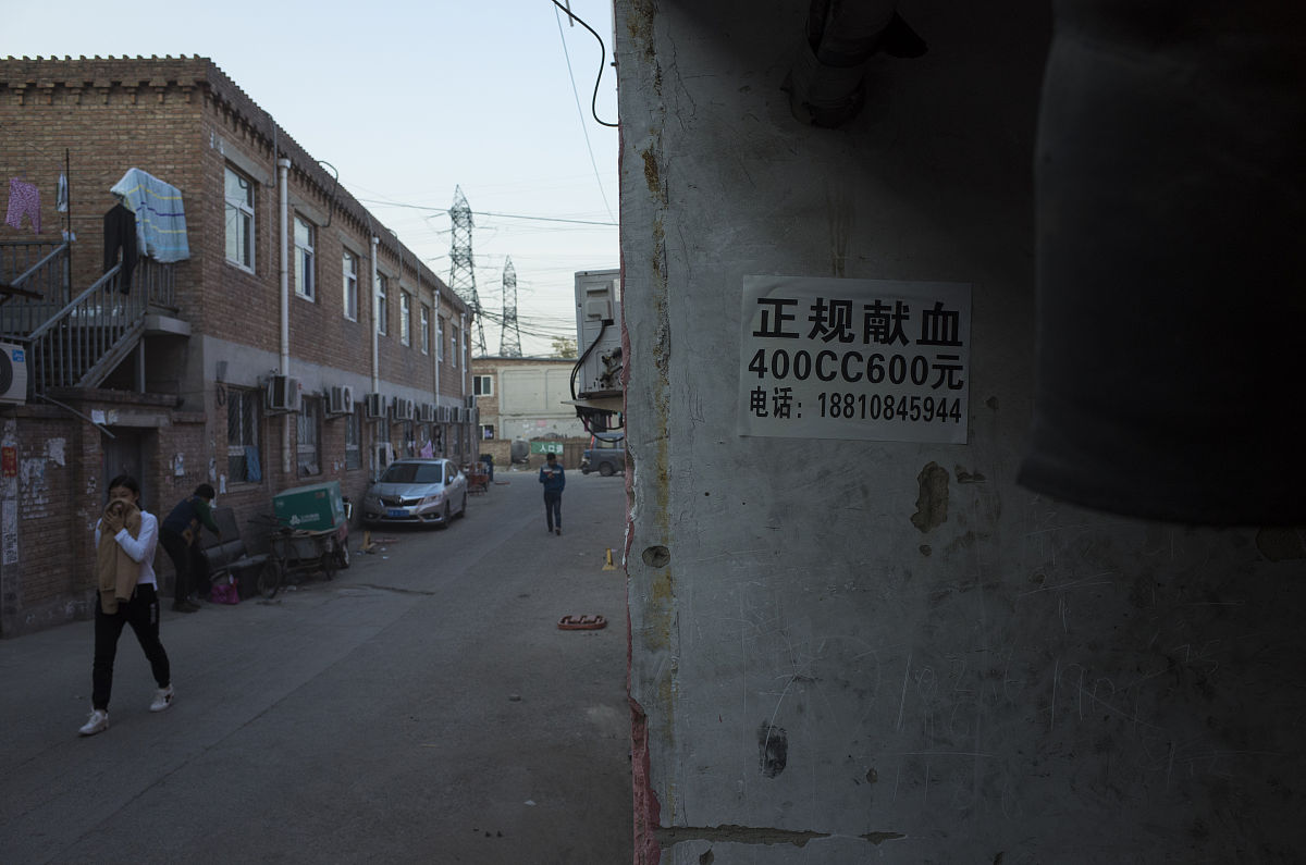 把下面文章进行洗稿，近日，河南省焦作市武陟县木城街道北街小学突然通知家长接孩子回家，称不再继续办学。据悉，该校是一所民办小学，有近200名学生。部分家长反映，该校存在资金问题，欠缴教师工资和社保等费用。同时，该校的校长也不知所踪，无法联系。对此，武陟县木城街道办工作人员表示，已经接到相关举报，并正在开会研究此事。目前已经安排了临时教室和教师给受影响的学生上课，并将尽快给孩子们安排合适的学校。同时也将依法追究该校及其负责人的责任。