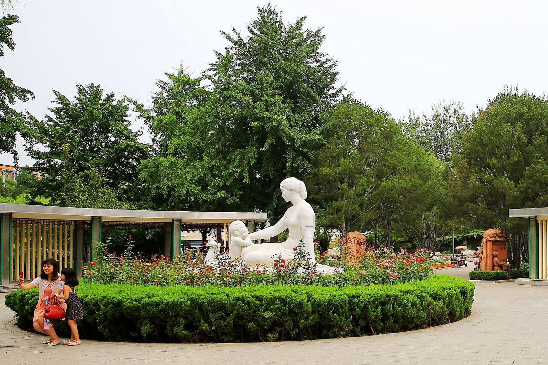 美好生活家# #旅游攻略# 古城公园位于北京石景山区,建于1981年,是