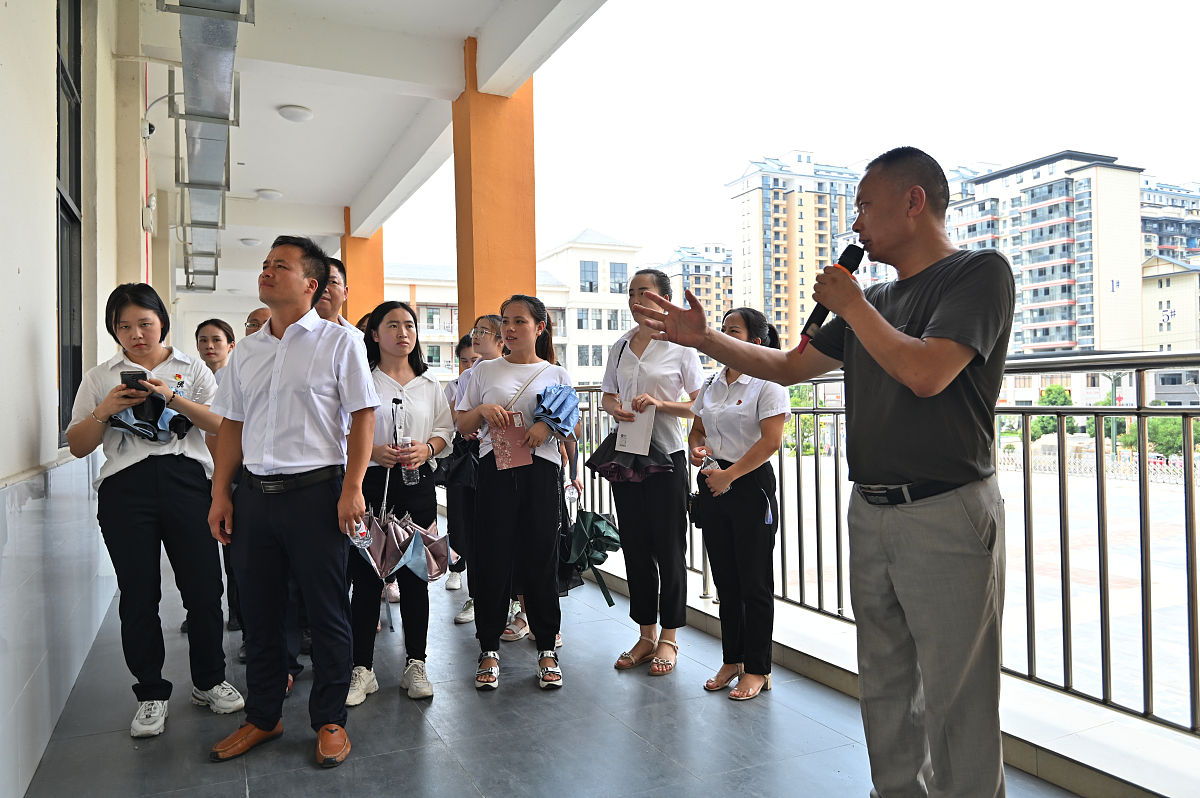提升教师素养：有效方法和多方面发展