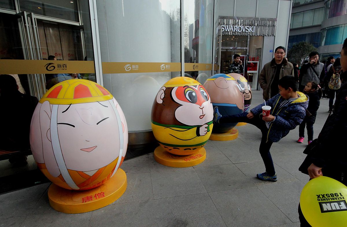 如果你是一名导游请你根据唐僧师徒四人的西天取经路线安排一个旅游行程选择八处重要景点做介绍内容包括自然景观当地风土人情和西游记相关故事情节等不少于2000字