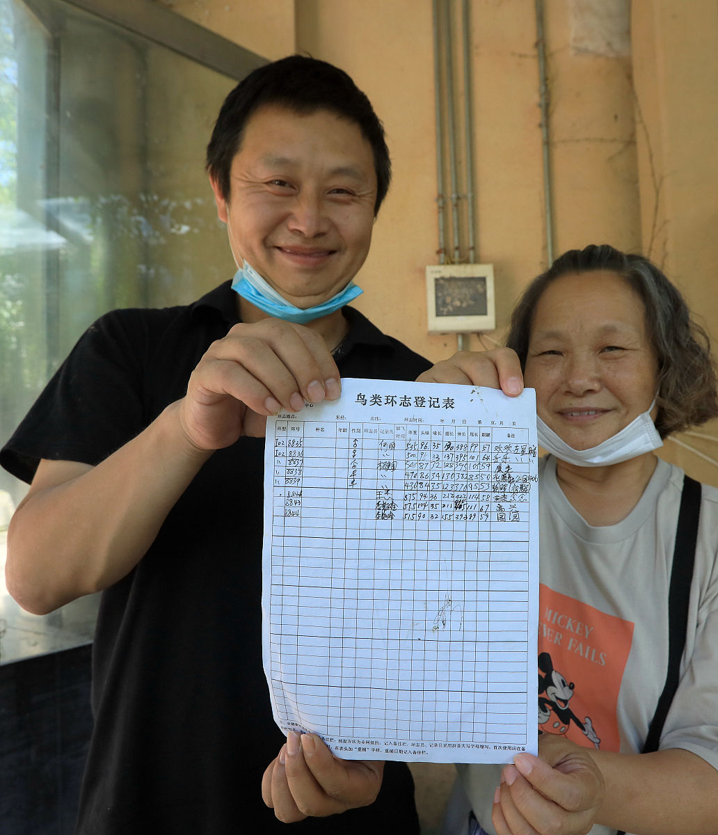 2020年7月27日,黑龙江省哈尔滨市,为了弄清楚兆麟公园出生的鸳鸯的越