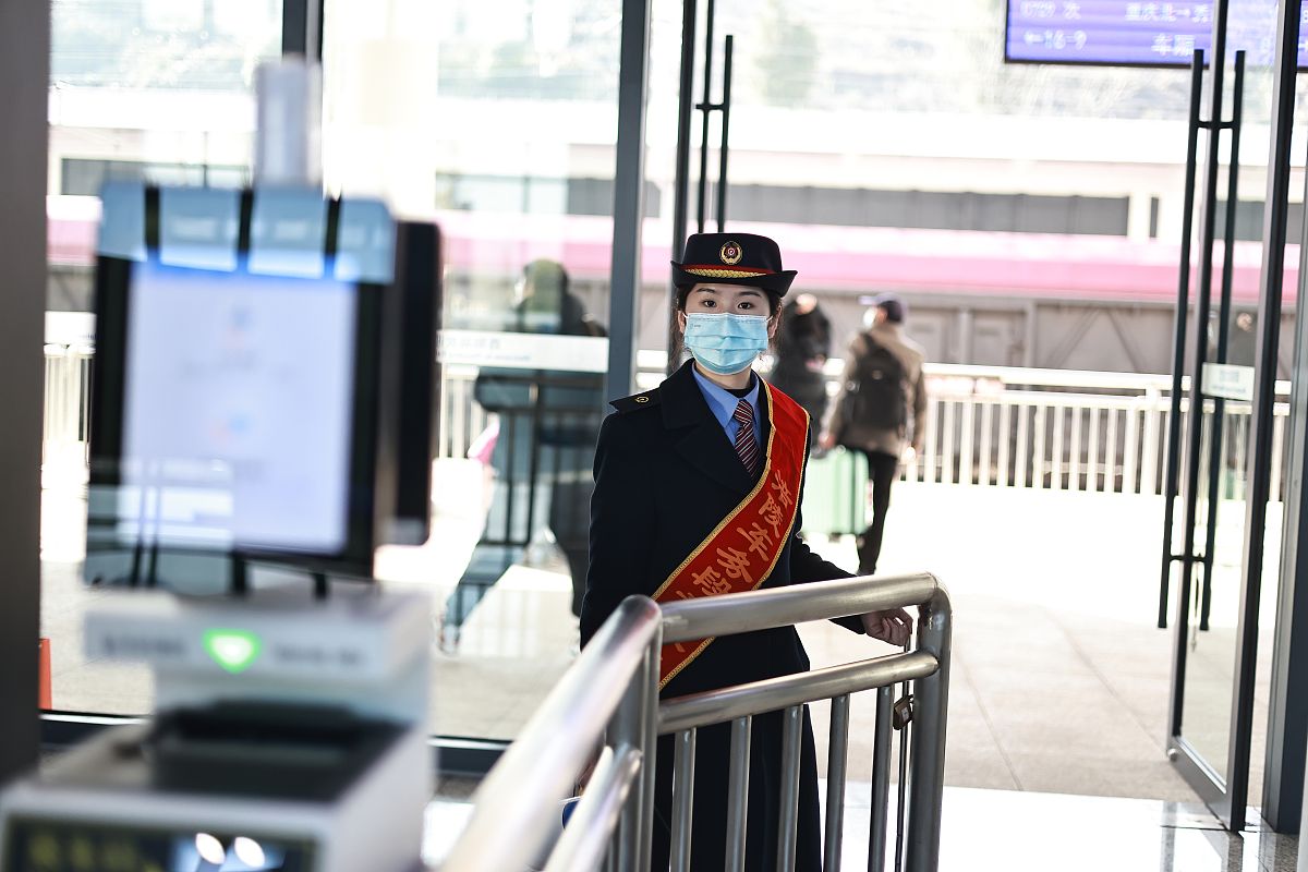 论述西安市地铁客运服务中应该强化乘车秩序管理从而提高服务质量写成一段话不少于500字。