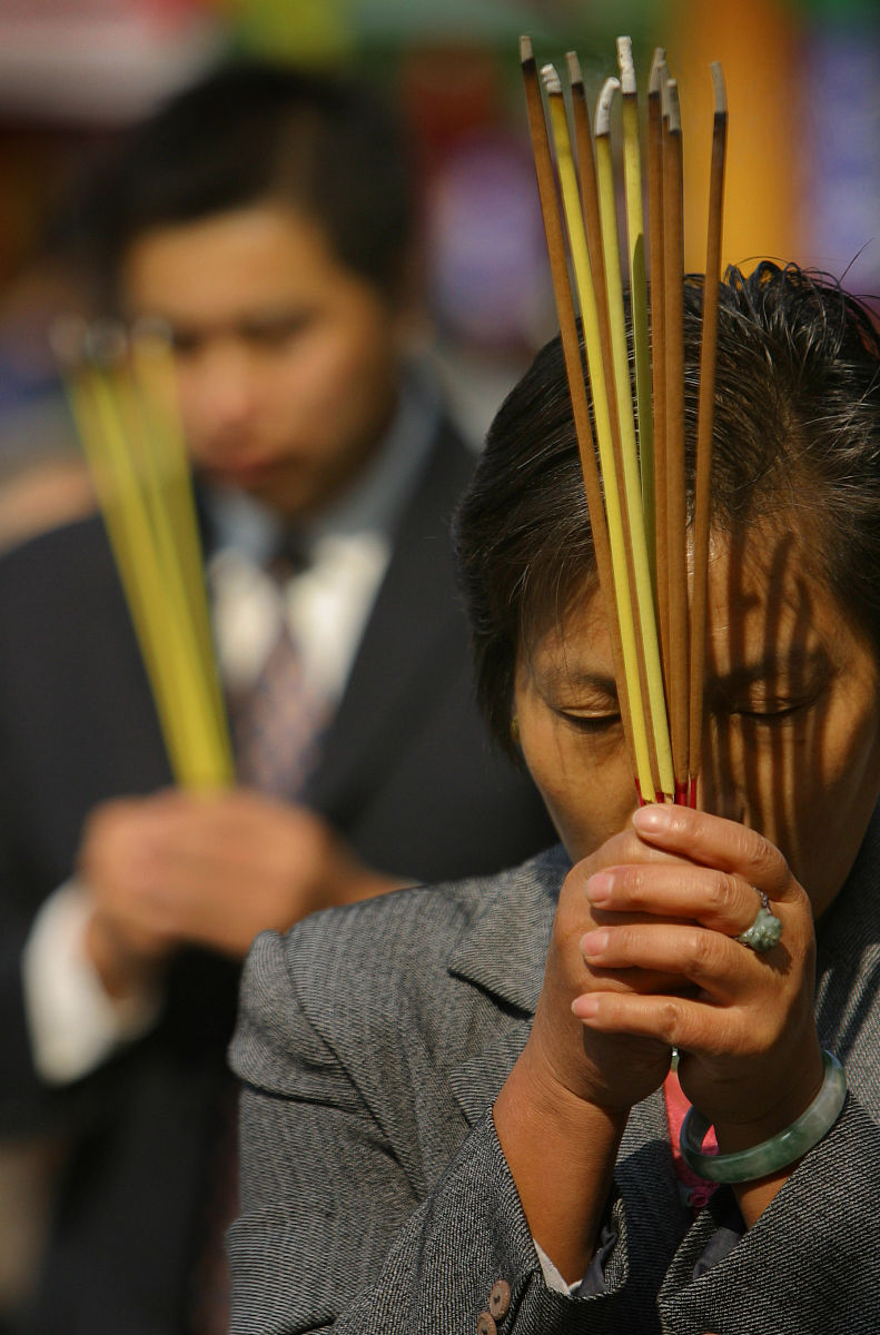 敬香手势: 两竖一圆的含义与象征