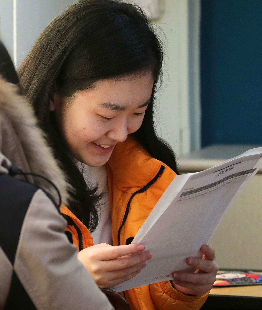 在学生用户界面中用户可以浏览学生的基本信息、自己的各门课程信息并且可以查看自己各门功课的成绩。换种表达方式将这句话达到论文降重效果