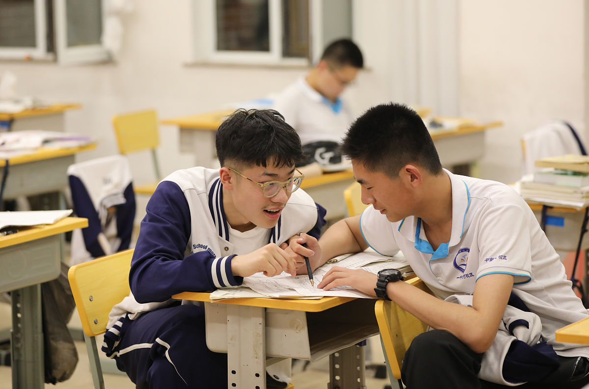 2020年6月9日,青岛,高三学生正在备战冲刺高考.