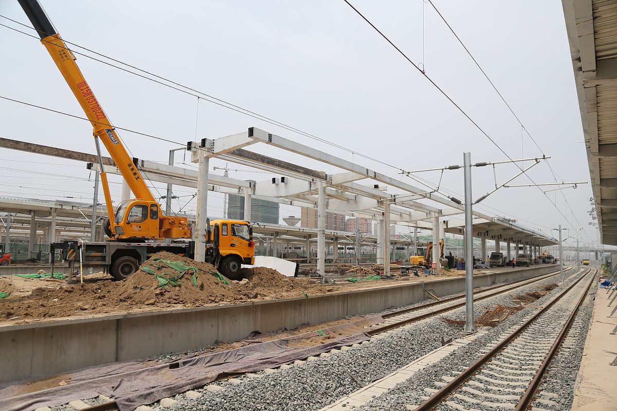 《建筑工程施工质量验收统一标准》 GB50300-2001；《砌体工程施工质量验收规范》 GB50203-2002；《建筑地面工程施工质量验收规范》 GB50209-2002；《建筑装饰装修工程施工质量验收规范》 GB50210-2001；《建筑给排水及采暖工程施工质量验收规范》 GB50242-2002；《建筑工程质量管理条例》中华人民共和国国务院令第279号；《施工现场临时用电安全技术规范》J