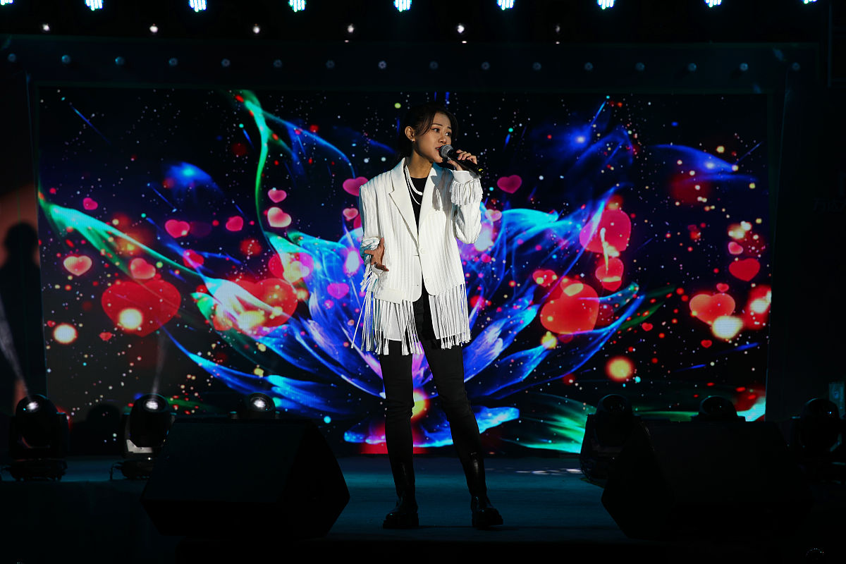 2020年11月21日晚,湖北,爆红歌曲《少年》原唱美女唱作歌手梦然空降湖
