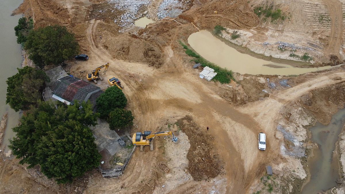 将下列句子扩写：目前对洪涝灾害的研究已经有了很深入的发展但还是要继续探究