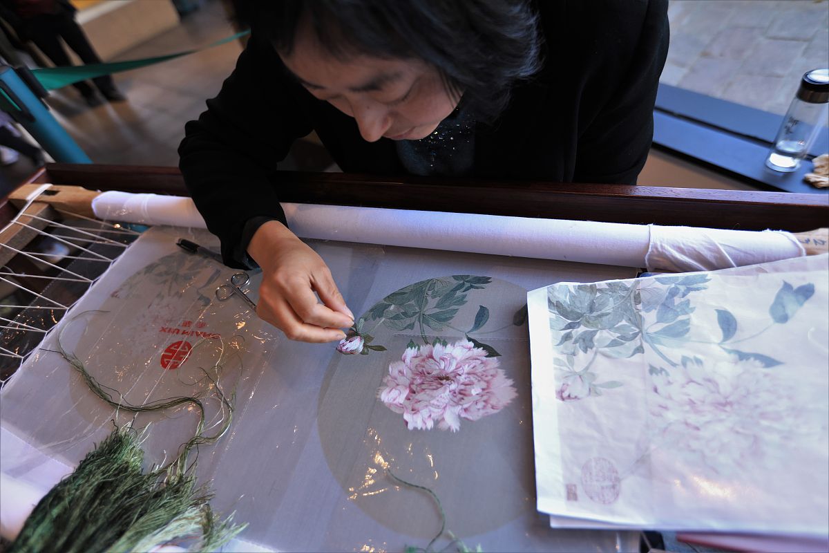 苏绣分丝一丝是什么意思分丝32其中一根叫一丝吗分丝64一根叫什么帮我用210字详细描述
