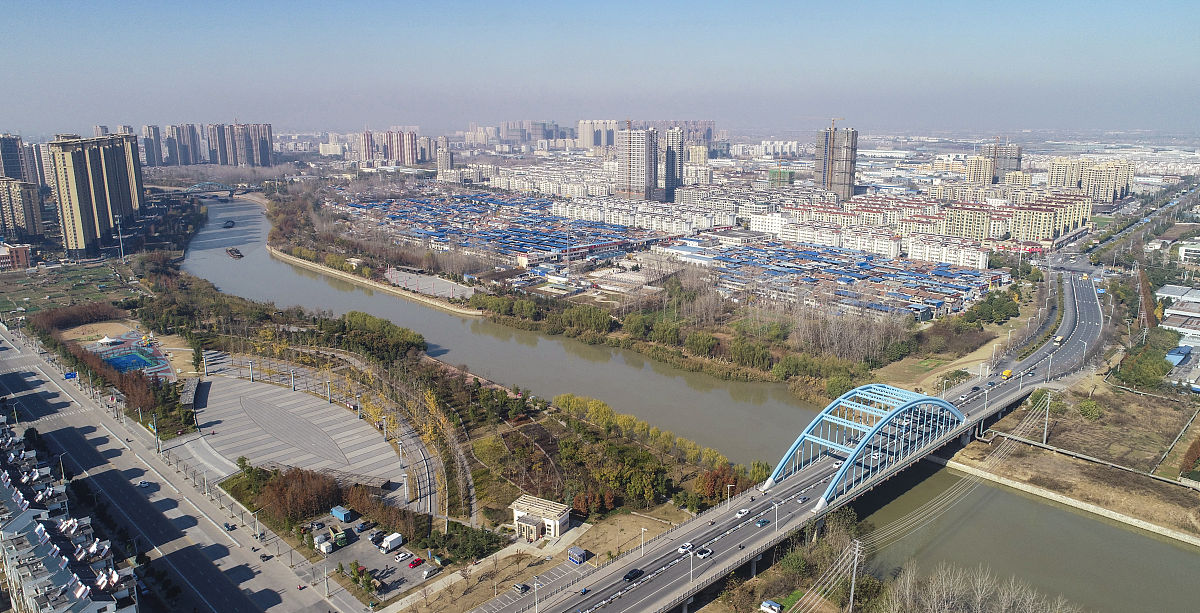 2019年12月4日,江苏淮安,盐河行驶的船只.