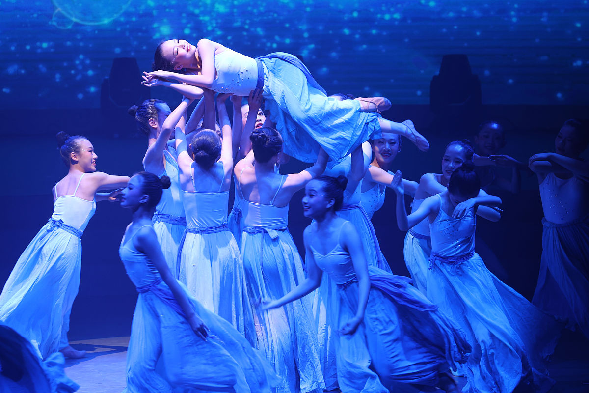 请用优美的词汇来描写一段开场白一百字