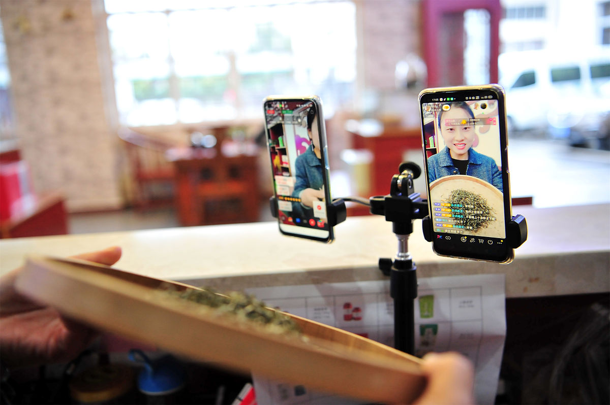 按照论文语言阐述A珠宝电商公司提升翡翠直播品牌效应500字