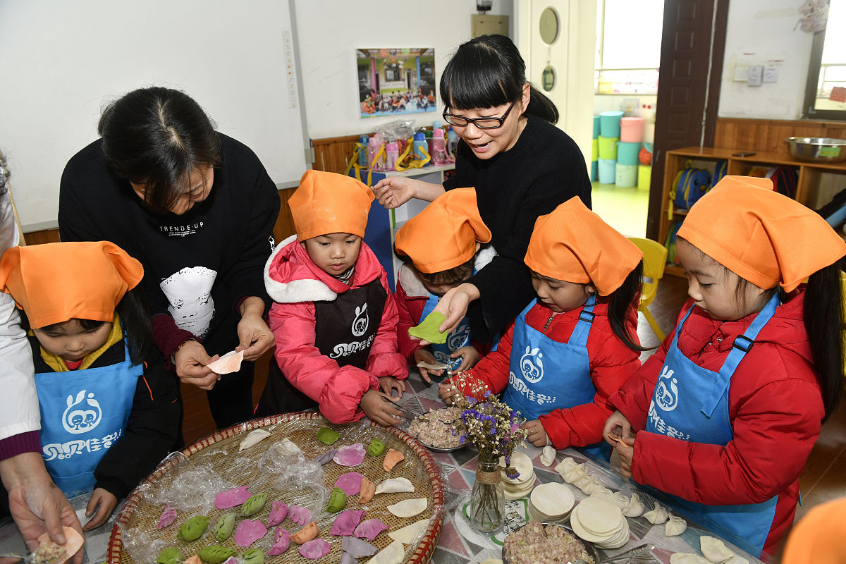 帮我写一份《以劳动体验活动培养小班幼儿进餐习惯的实践研究》学期研究计划