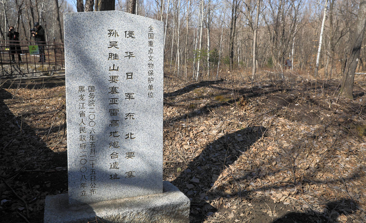 给我出两道关于初中生物理大气压知识的选择题。