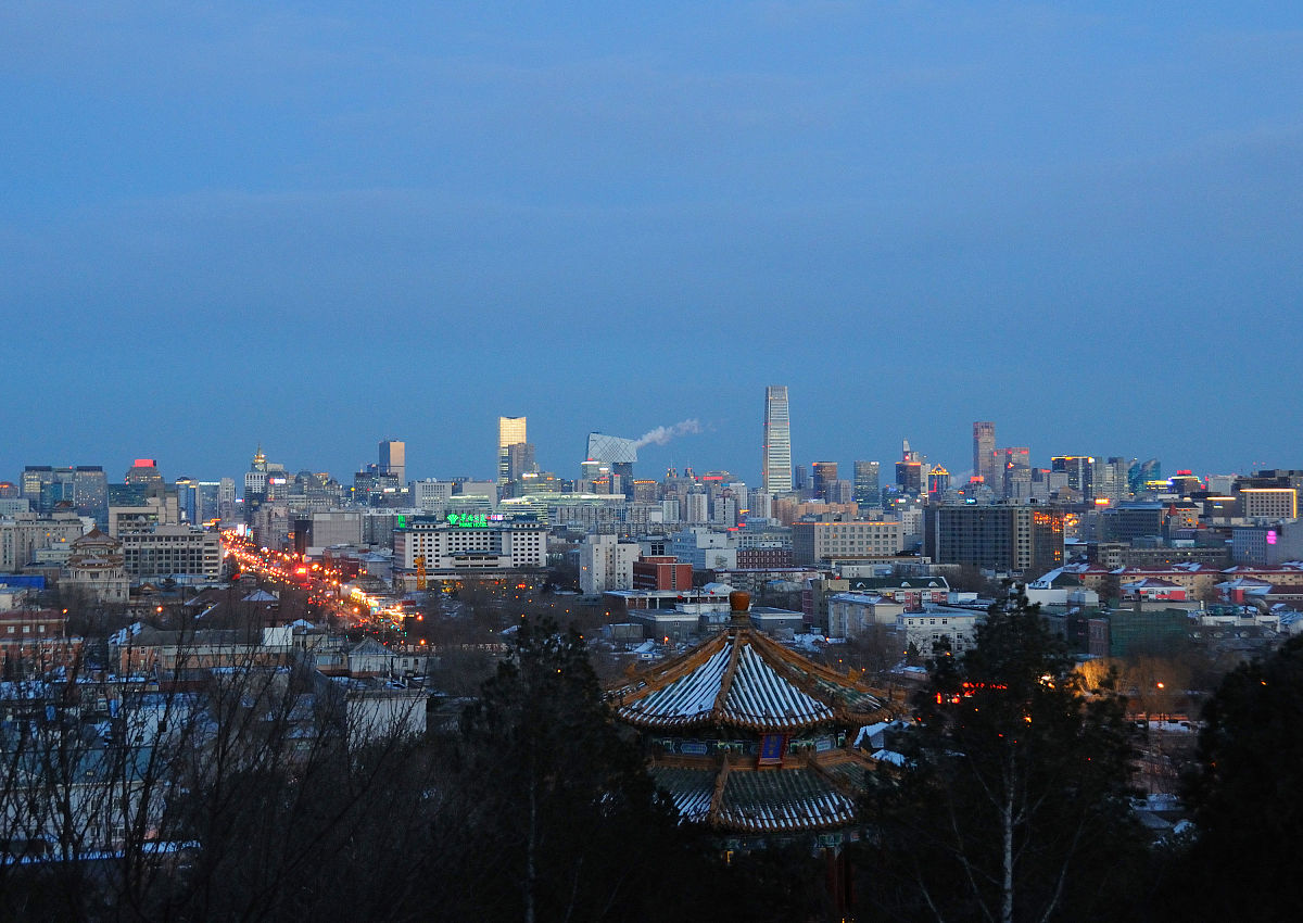 2014年2月8日傍晚,北京,从景山万春亭俯瞰,雪后的京城夜色妖娆,美丽醉