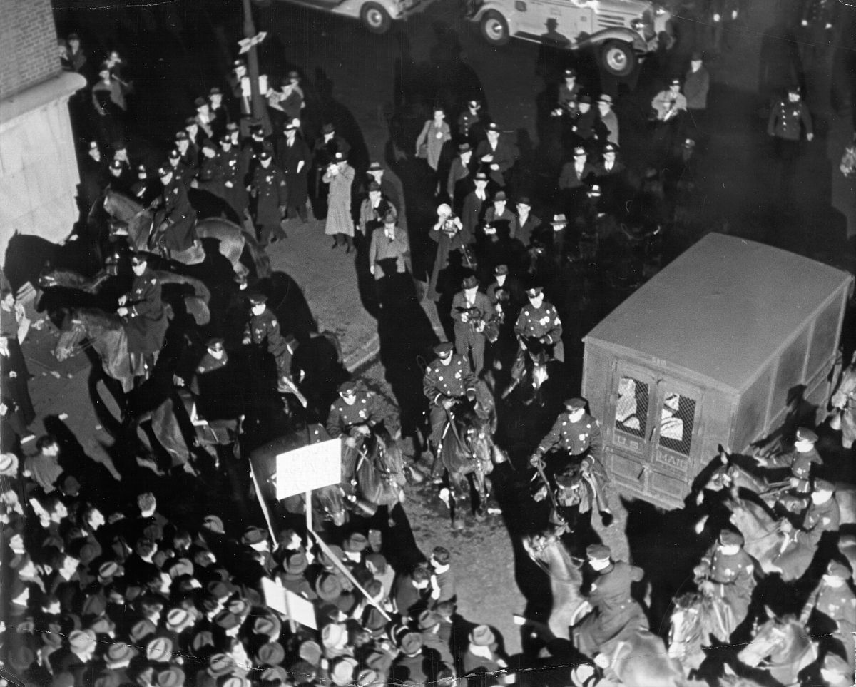 假如国家的总统信仰纳粹并且将学生拉上战场对于自己的人民进行残忍的屠杀你认为这个国家