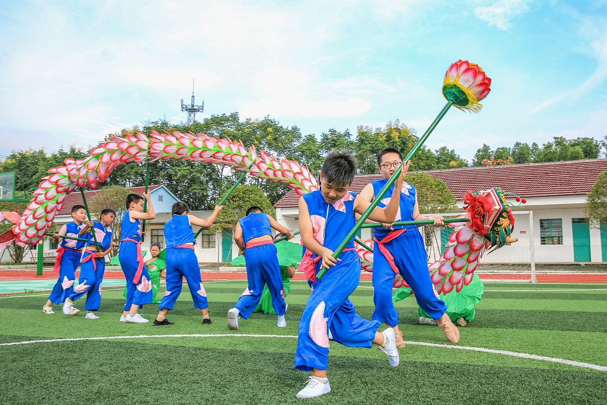 2021年9月14日,浙江湖州,长兴县林城镇天平中心小学,学生们在课后托管
