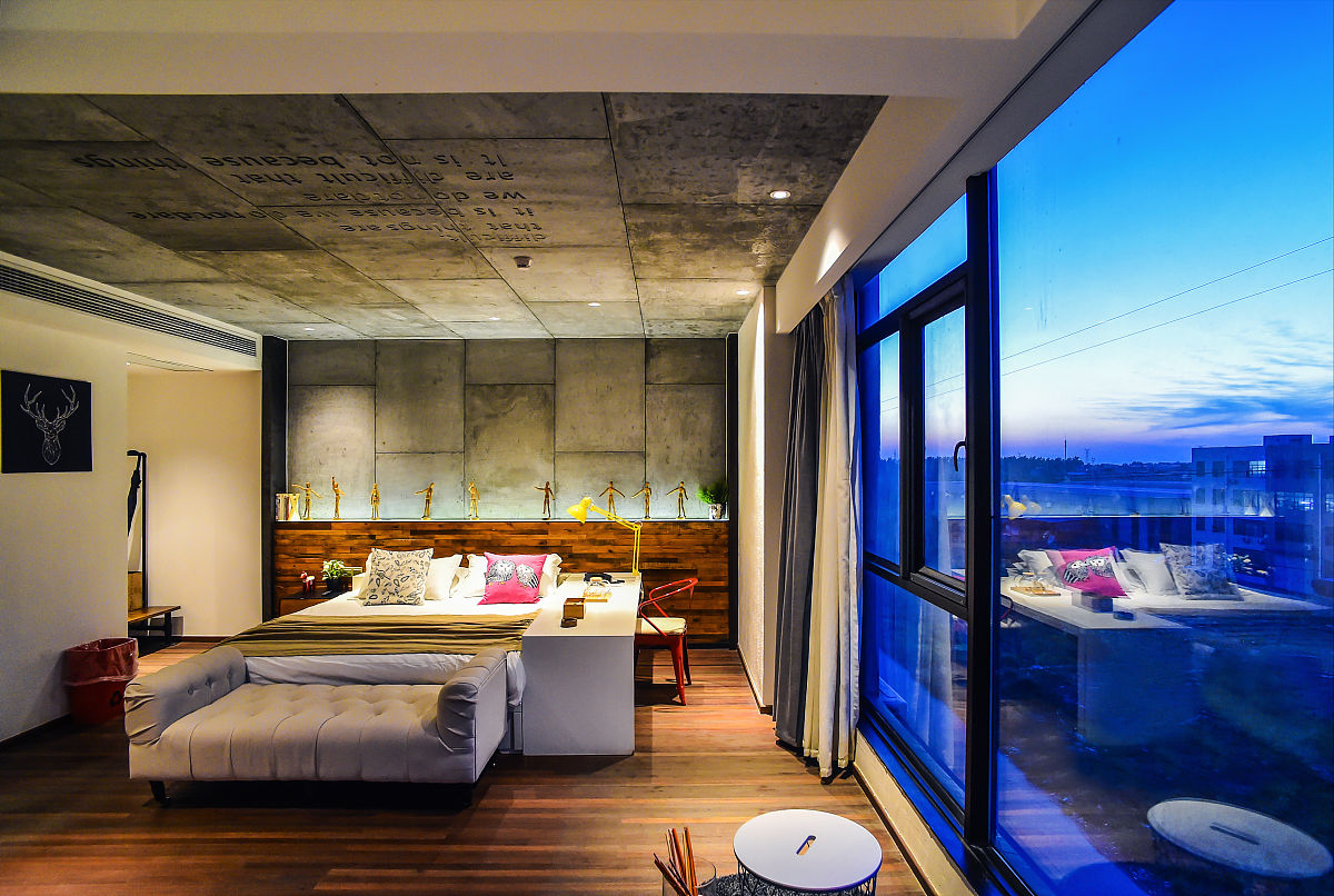 宝宝们给大家福利来了好不好先给大家排到的朋友们而且开元旗下的一个酒店不会砸自己的招牌实力你毋庸置疑来个顾客们都赞不绝口今天给大家安排上的酒店自带停车场充电桩以家中乐园带上小朋友来玩的一整天不出酒店他可以玩的非常开心并且今天排上这样一个这么配备设施齐全的同时今天直播间299三天两晚就这个价格没有任何的一起消费没有任何的一个推销购物今天直播间给大家安排到了。帮我写一段内容和风格相似的文案200字以内。