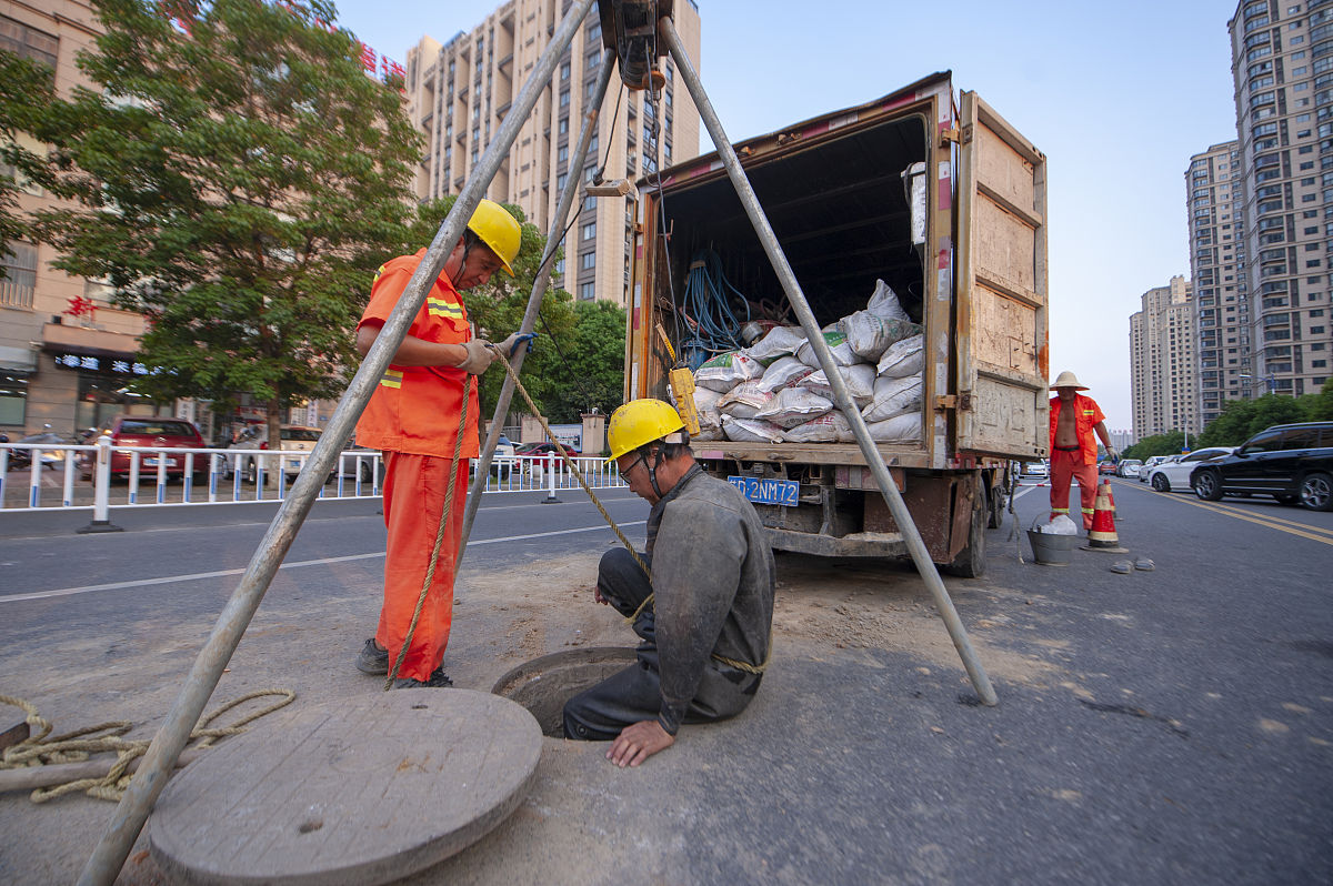 帮我圆润美化此段语言为了保障安全评价人员的身心健康和减少后期不必要的麻烦安全评价报告中提供隐患整改前后对比照片时请各位务必使用带有水印的相机进行拍摄确保照片的真实性和准确性
