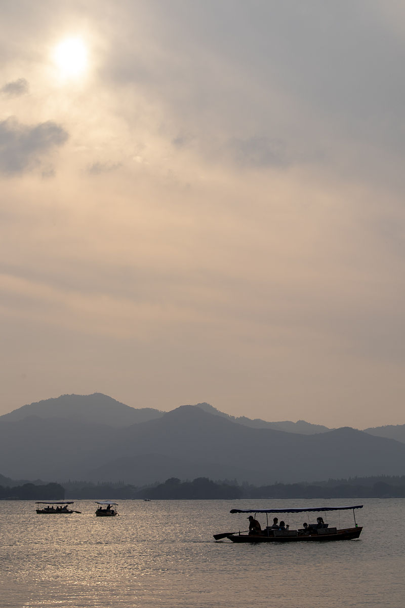2021年11月20日,浙江杭州,受冷空气影响,傍晚时分西湖起雾.