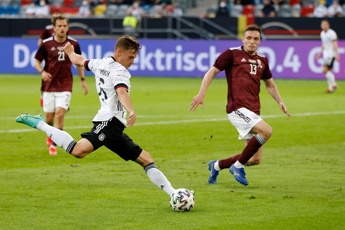 g<strong>e</strong>rmany's midfielder joshua kimmich (l) kicks the ball next to