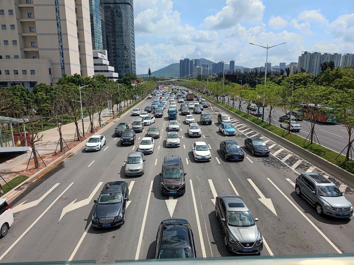 深南大道交通分析：车流量、设施、速度与安全