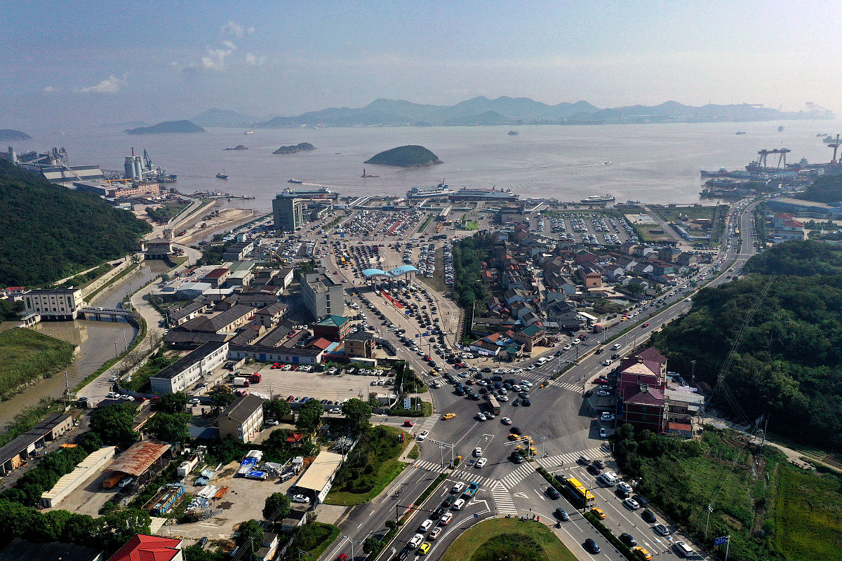 2019年10月3日上午,浙江舟山市定海区三江码头停车场停满了等候过渡的