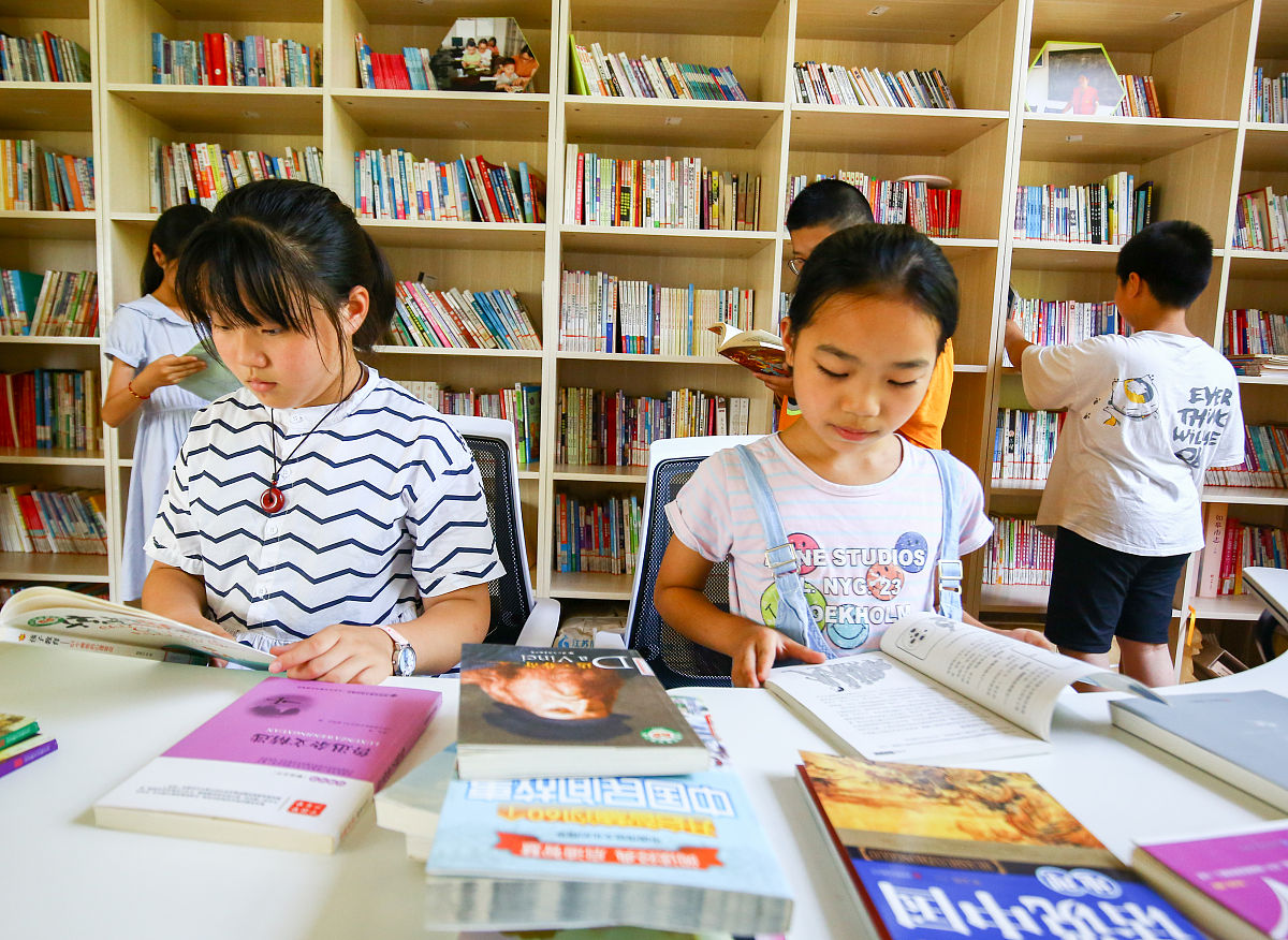 2021年7月10日,在江苏南通如皋市搬经镇袁庄社区农家书屋里,留守儿童