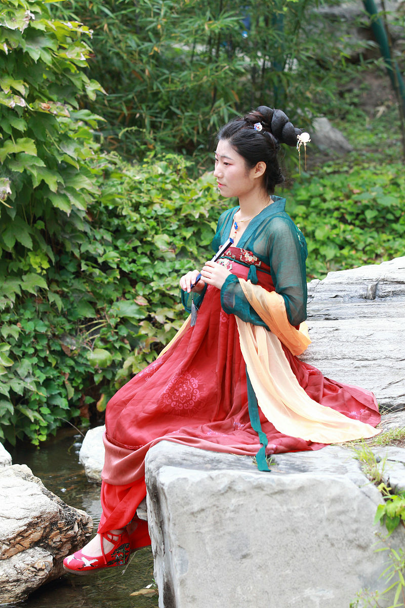 女人肤色白与良缘：古代传统与现代审美