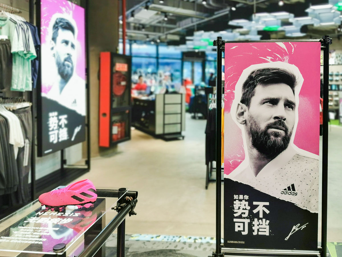 2019年9月2日,上海,五角场一阿迪达斯专卖店内,一则足球明星梅西代言