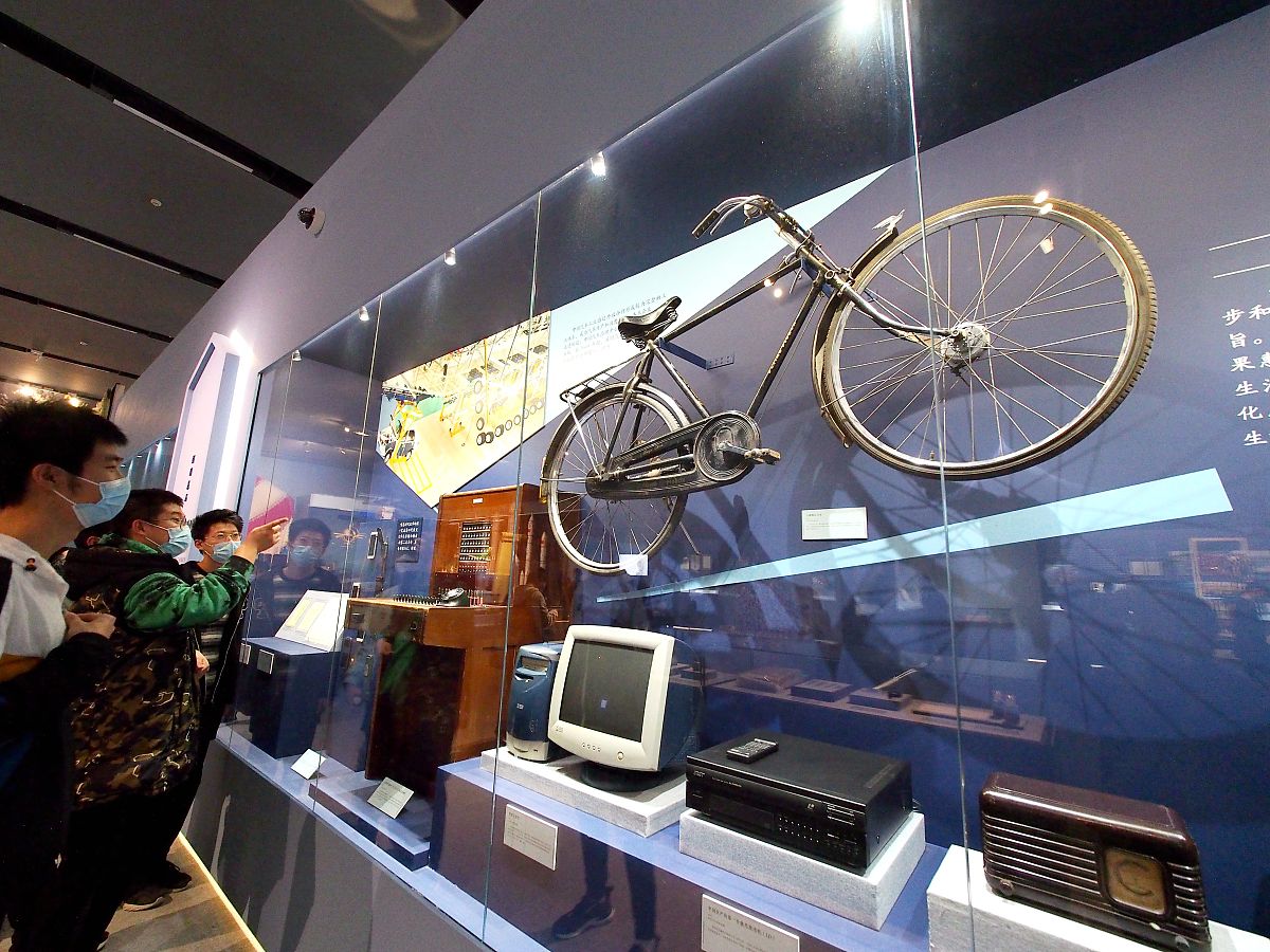 穿越成三无穷途末路？我用科技改变王朝！