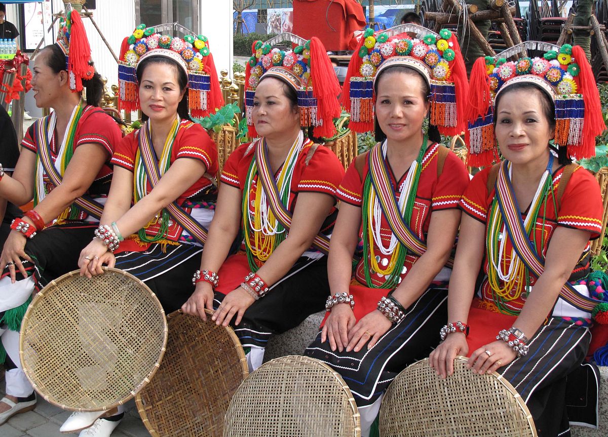 2010年9月16日,南京台湾名品城开门迎客.台湾原住民演员为南京台湾名