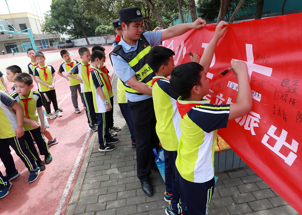 该该生遵纪守法积极参加社会实践和文体活动集体观念强劳动积极肯干。是一位诚实守信思想上进尊敬老师团结同学热心助人的学生。积极参加班集体活动积极参与学校和院系组织的活动为班级建设做出了积极的贡献。遵守校规校纪乐于助人。自主独立并且有很强的集体荣誉感。改写这段话