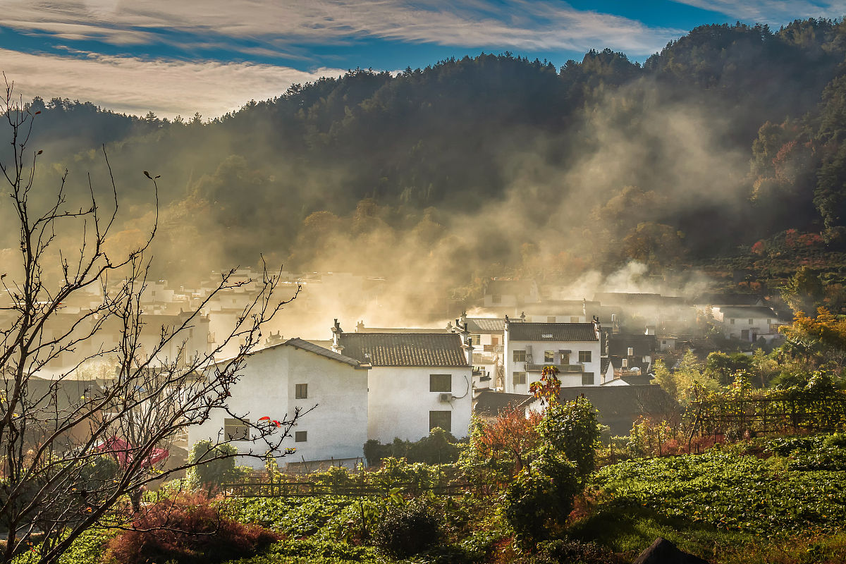 请用100字描述江西石城清晨薄雾笼罩村落若隐若现的场景