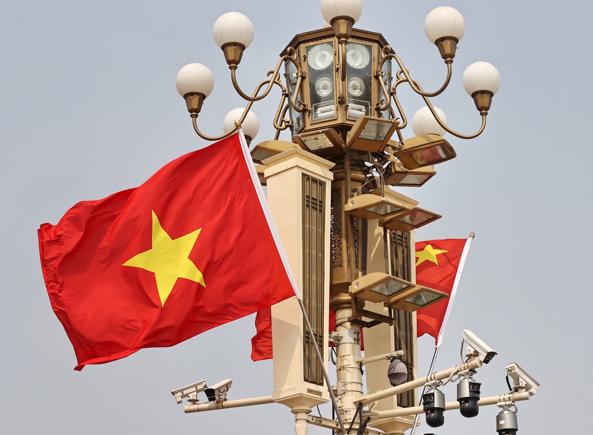 2026年4月15日,北京,天安门广场悬挂中国和越南两国,,
