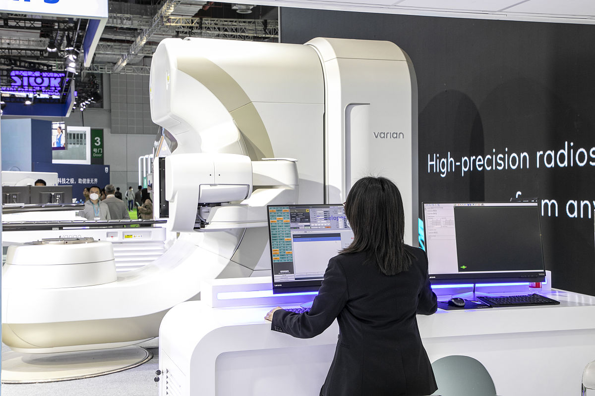 你是一名肿瘤放射治疗行业专家请描述下瓦里安600CD直线加速器的临床功能和产品特点。