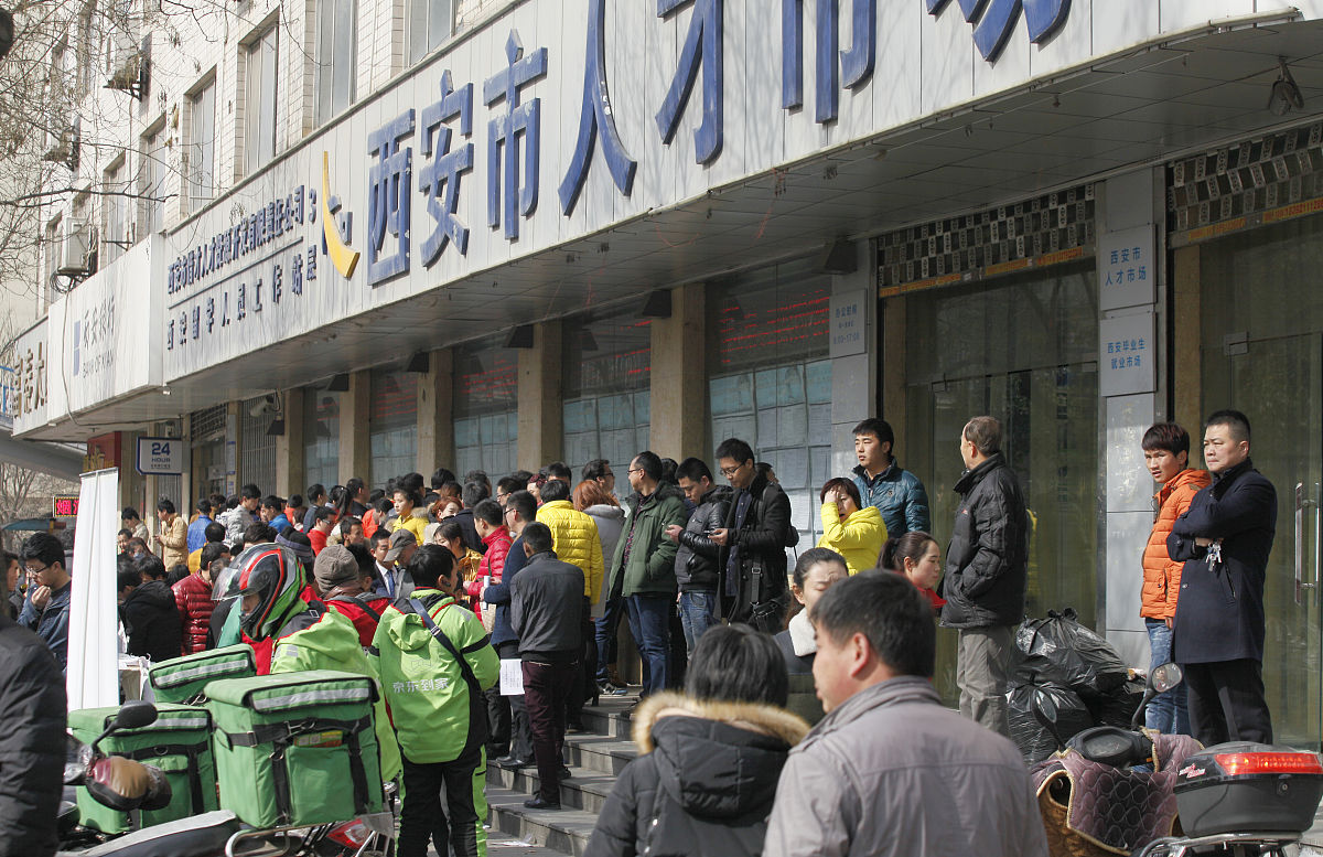 根据知识、能力、业绩及实际贡献西安市高层次人才分 为。 A 国内外顶尖人才、国家级领军人才、地方级领军人才 B 国内外顶尖人才、国家级领军人才、省市级优秀人才 国内外顶尖人才、国家级领军人才、地方级优秀人才 D 国内外顶尖人才、国家级领军人才、省市级领 55